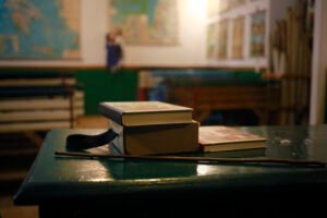 Άποψη σχολικής αίθουσας με βιβλία και βέργα που βρίσκονται στο Μουσείο Σχολικής Ζωής και Εκπαίδευσης, Αθήνα, Τρίτη 6 Σεπτεμβρίου 2016. Το Μουσείο Σχολικής Ζωής και Εκπαίδευσης του Εθνικού Κέντρου Έρευνας και Διάσωσης Σχολικού Υλικού (ΕΚΕΔΙΣΥ) διοργανώνει έκθεση με στόχο τη διατήρηση της ιστορικής μνήμης μέσω της διάσωσης, της έρευνας και της μελέτης της ιστορίας της εκπαίδευσης και των σχολείων. Το Μουσείο στεγάζεται στο διατηρητέο, νεοκλασικό κτίριο του 1850, στην οδό Τριπόδων 23, στην Πλάκα και τελεί υπό την αιγίδα του Υπουργείου Πολιτισμού, Παιδείας και Θρησκευμάτων. ΑΠΕ-ΜΠΕ/ΑΠΕ-ΜΠΕ/ΝΙΚΟΣ ΛΩΛΗΣ